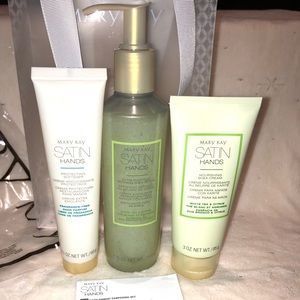 NWT ~ MK satin hangs